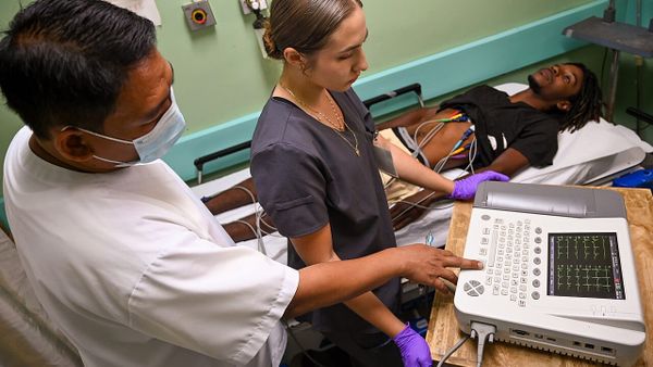 Vendosja e gabuar e elektrodave në EKG devijon diagnozën e mjekut