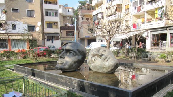 Përmendorja e poetëve Vilson Blloshmi dhe Genc Leka në Librazhd