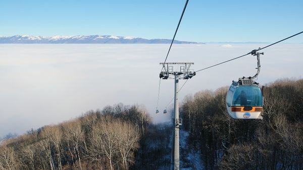 Teleferiku që ngjitet drejt Kryqit të Mijëvjeçarit në malin Vodno mbi Shkup