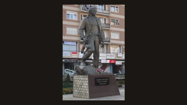 Përmendorja e Zahir Pajazitit në qendër të Prishtinës — Ferran Cornellà