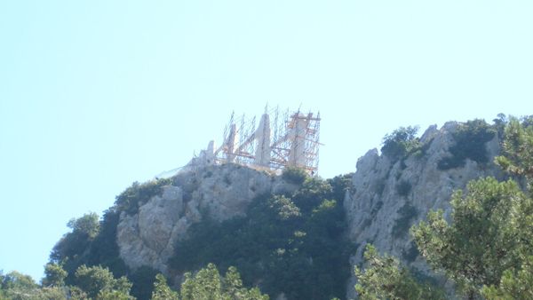 Monumenti i Zalongut (skulptura e Georgios Zongolopullos, 1954–1960) mbi malin e Zalongut, Epir