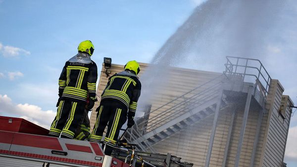 Zjarrfikësit e Pejës vënë nën kontroll zjarrin në Sferkë — punojnë me teknikë të vjetruar