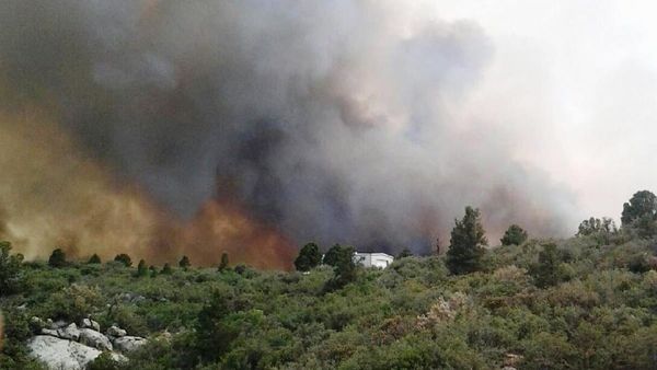 Zjarrfikësit ndërhyjnë në këmbë në Voskopojë — terreni bllokon mjetet