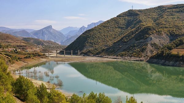 Zjarrfikësit shpëtojnë tre veta nga traktori i zhytur në lumin Devoll