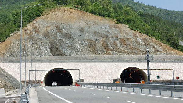 Zjarri në Malzi rrezikon Tunelin e Kalimashit