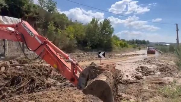 Shembet kanali vaditës në Kuqan, bllokohet aksi Elbasan-Cërrik