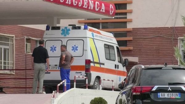 67-vjeçari bie nga lartësia e banesës në Orikum, dërgohet në spital