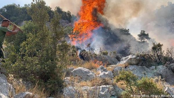 Tetë vatra zjarri aktive, ndërhyrje nga toka dhe ajri
