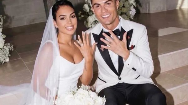 Cristiano Ronaldo publikon foton me unazat e martesës