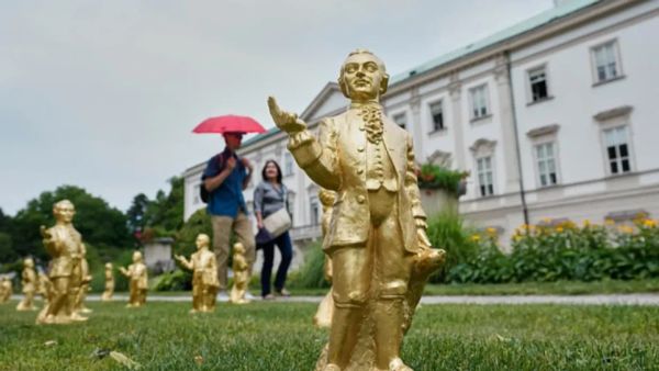 Vidhen 210 statuja të Mozartit nga ekspozita në Salzburg