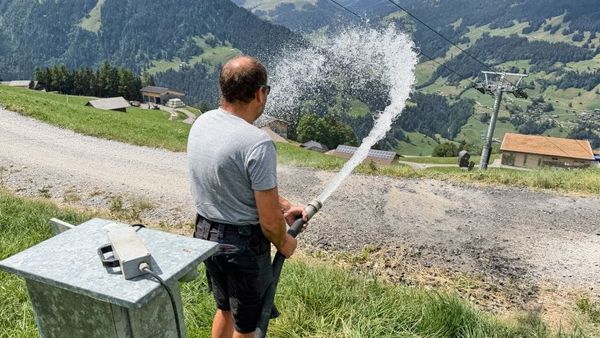 Zvicra shqyrton përdorimin e dëborës artificiale kundër zjarreve