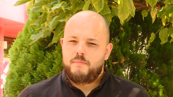 Kostovski mbron drejtoreshën e shkollës “Penko” për mbylljen e paraleles shqipe