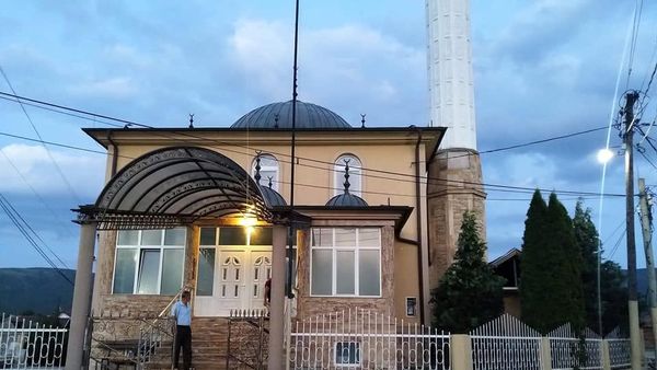 Xhamia e Llacës reagojnë kundër paraqitjes së rastit të xhenazës me flamur kombëtar
