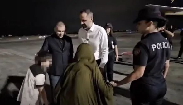 Pesë shqiptarë kthehen nga Siria dhe Iraku, mes tyre tre fëmijë dhe një 79-vjeçare
