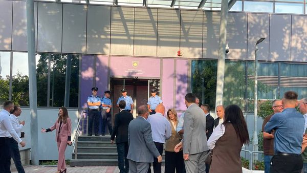 Deputetët e PDK-së dhe Aleancës bllokojnë hyrjen e Qeverisë