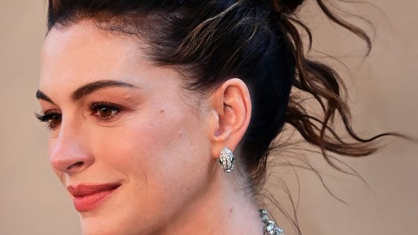 Anne Hathaway kritikohet për veshjen e shtatzënisë