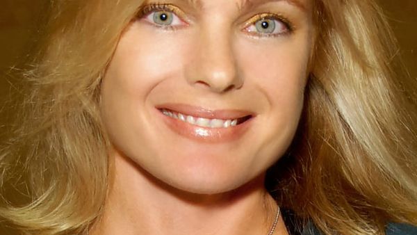 Erika Eleniak, ylli i Baywatch, fiton 8.600 euro në javë në OnlyFans
