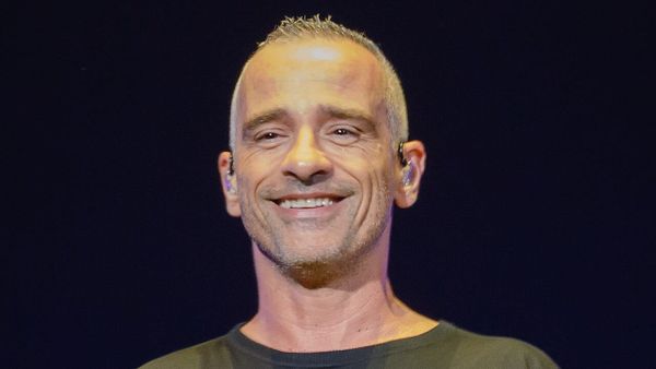 Eros Ramazzotti shtyn turneun botëror pas operacionit në kordat vokale