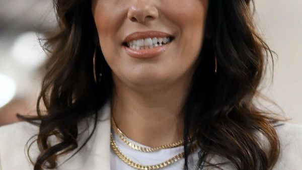 Eva Longoria mahnit me bikini blu gjatë pushimeve në Spanjë
