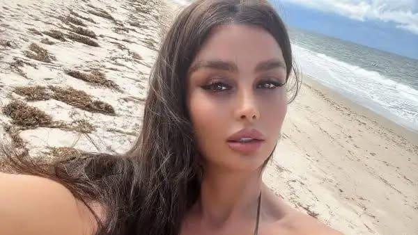 Vildane Zeneli tërheq vëmendjen me foto në bikini blu