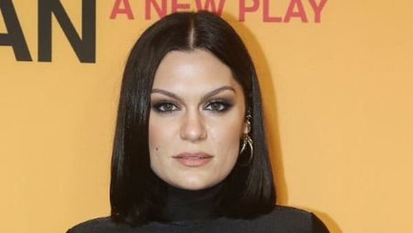 Jessie J nxjerr fanasit e përleshur dhe vazhdon koncertin pranë Londrës