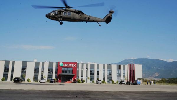 Ushtarë amerikanë të KFOR-së aterojnë me helikopterë Black Hawk në Frutex