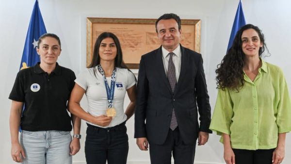 Kryeministri Kurti pritet me boksieren Donjeta Sadikun pas medaljes së artë në Taranto …