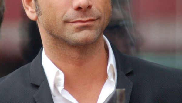 John Stamos feston ditëlindjen dhe rrëfen sfidat e karrierës