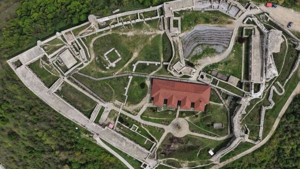 Kalaja e Prizrenit mbyll për dy javë për punime emergjente