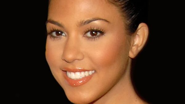 Kourtney Kardashian pozoi me bikini argjendi gjatë pushimeve familjare me Travis Barker