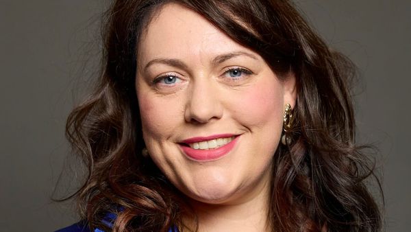 Alicia Kearns dënon planet e Serbisë për varrimin e Mlladiqit