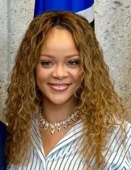 Rihanna shkëlqen në New York me xhaketë rozë dhe familjen pranë