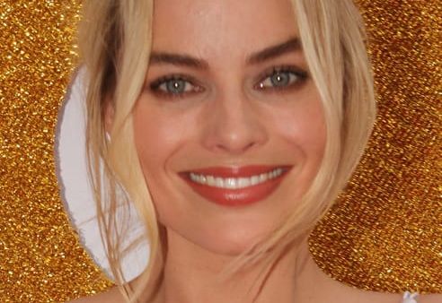 Margot Robbie tregon stilin elegant edhe në ditët me shi