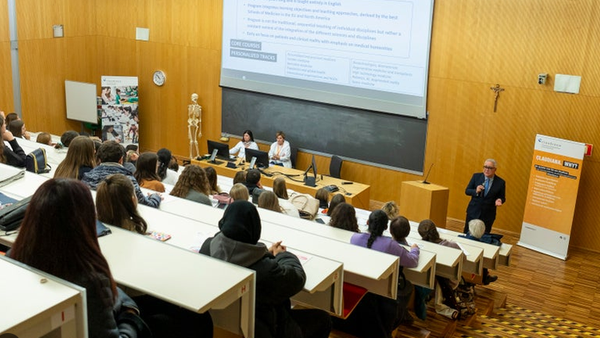 Studenti përgjigjet me humor në leksionin e mjekësisë