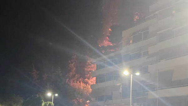 Zjarr pranë tunelit të Ujit të Ftohtë përfshin pisha dhe rrezikon hotele