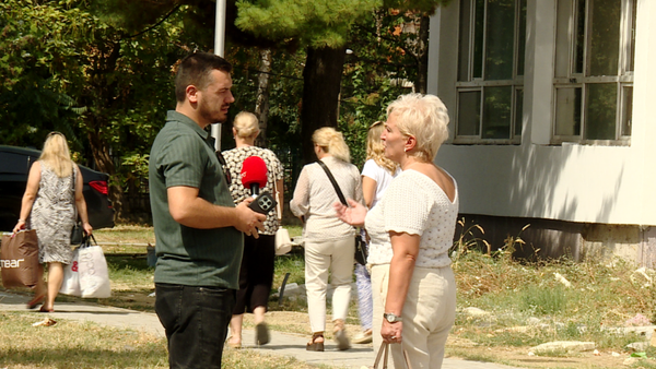 Drejtoresha e “Penkos” mbyllet paralele shqipe, lejon maqedonisht me 2 nxënës