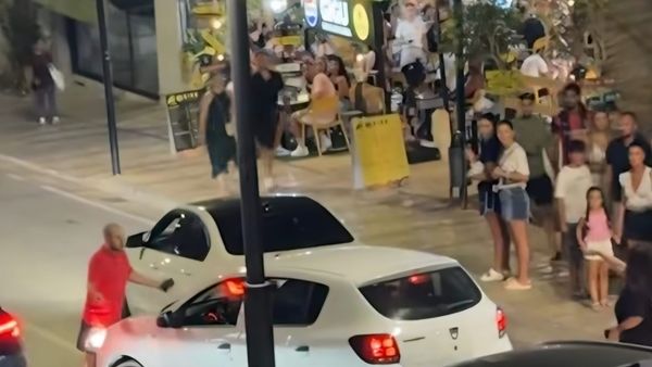Përplasja e automjeteve në Ksamil rrezikon jetën e një turisti