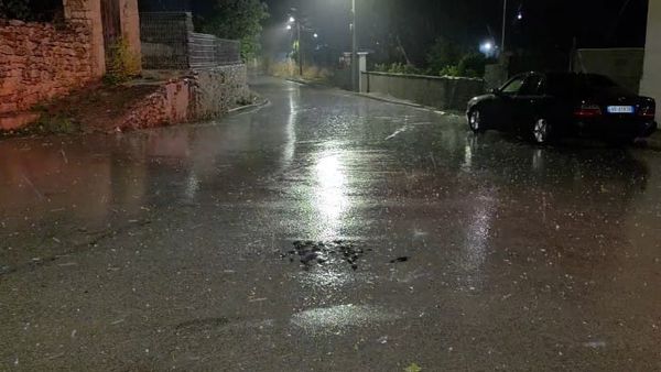 Stuhi me breshër dhe shiu të fortë në juglindjen e Shqipërisë