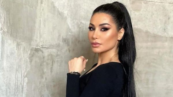 Soni Malaj mahnit me fustanin e verdhë dhe mesazhin për ndjekësit