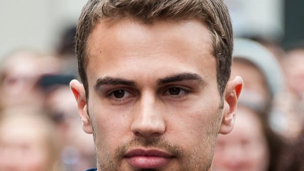 Theo James tërhiqet nga gara për James Bond