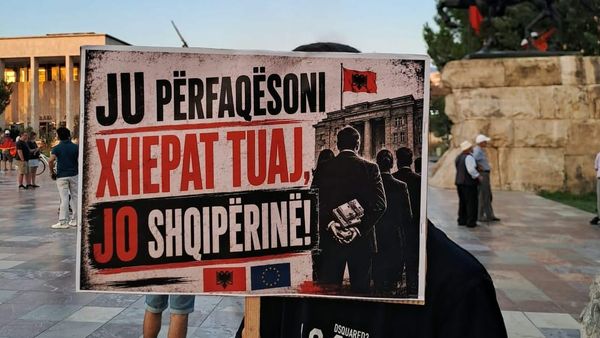 Protesta kundër qeverisë arrin në ditën e 74-t me mesazhe të forta në pankarta