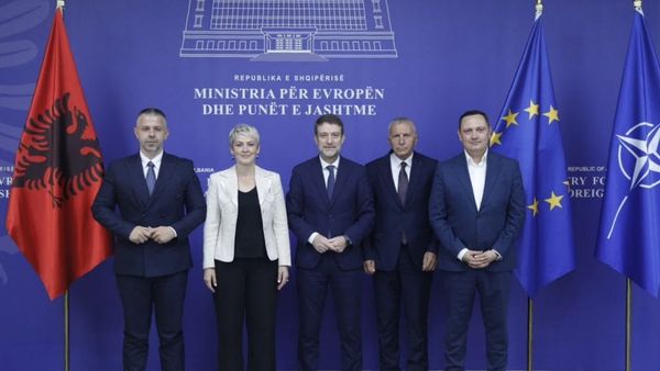 Hoxha pret drejtuesit e Luginës së Preshevës, të drejtat e shqiptarëve prioritet diplom…