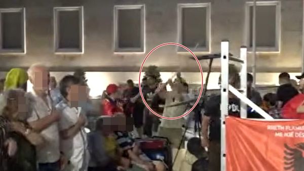 Incident në protestën e 86-të: burri godet gruan me shkop
