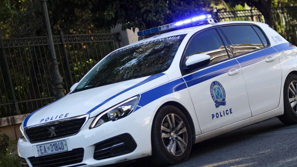 Policia greke arreston psikologun që furnizonte klientët me drogë, mes tyre edhe një kë…