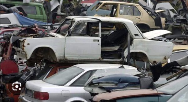 Automjete të shkatërruara për skrap në ankand