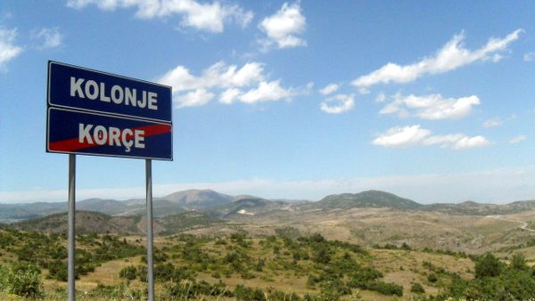 Audi bie në nënkalimin e Kolonjës — shoferi shpëton me lëndime të lehta