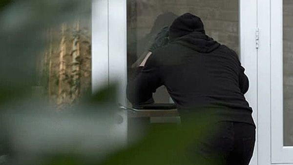 Vjedhje e rëndë në Malishevë, grabiten para, stoli ari dhe një pistoletë