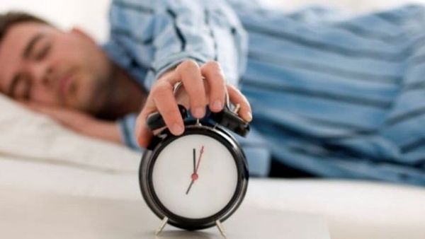Ekspertët rekomandojnë 7 deri në 9 orë gjumi në fundjavë