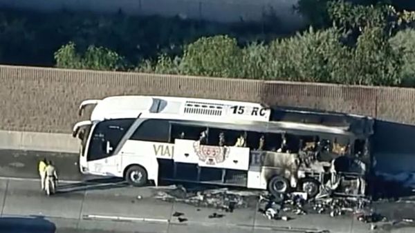 Një i vdekur pas përfshirjes nga flakët të një autobusi turistik në Kaliforni