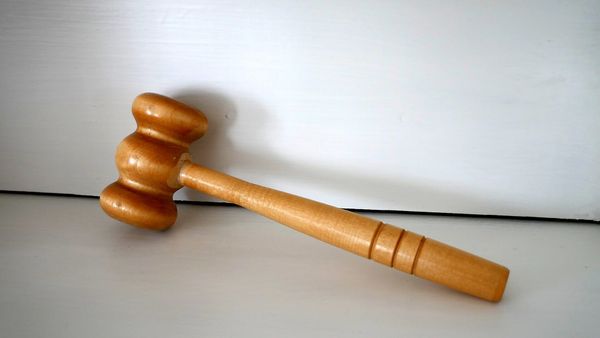 Ilustrim · Wooden gavel
